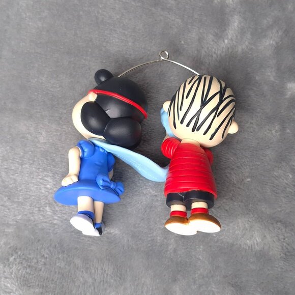 Hallmark 2024 Keepsake Ornament Super Lucy & Linus Peanuts Gang Tree Decoration - Picture 2 of 7